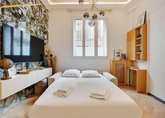 le studio des Champs elysees Paris